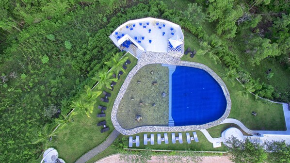 4 piscinas externas, funciona das 7h às 20h, guarda-sóis