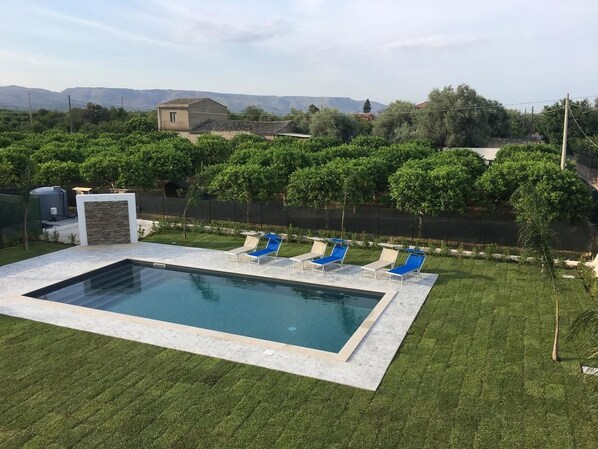 Außenpool, Liegestühle