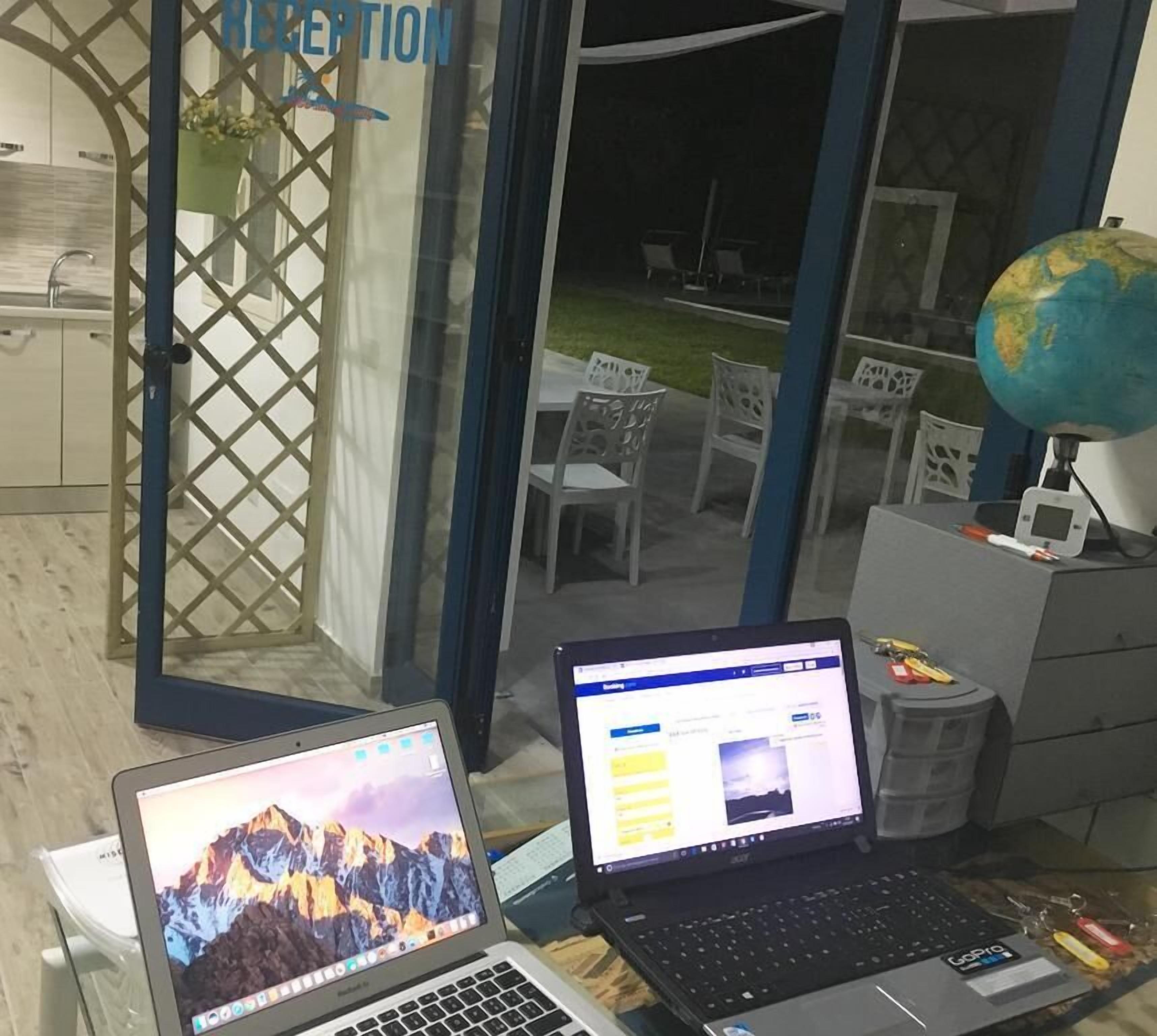 Quầy tiếp tân