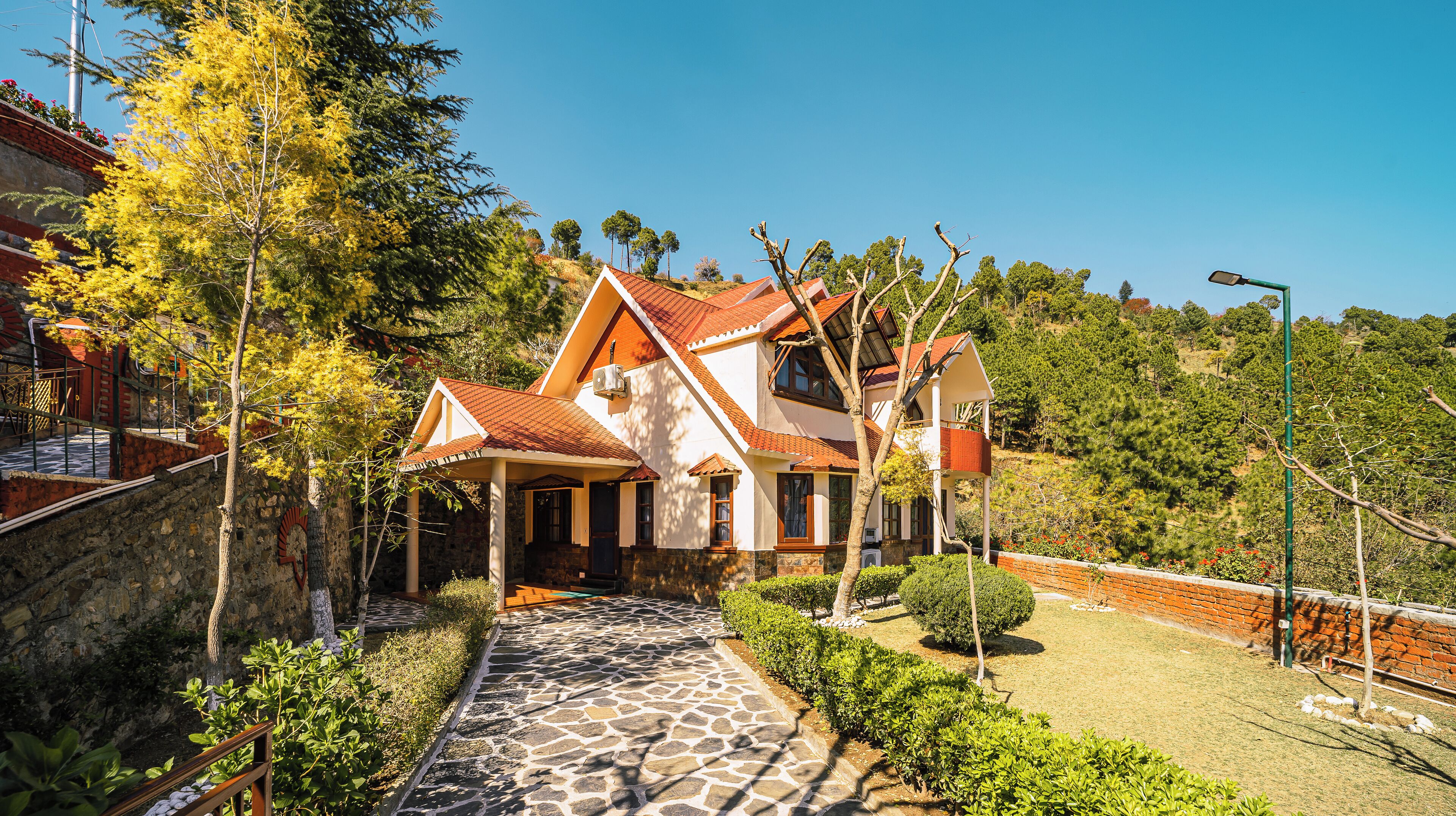 尊荣三人房 | 办公桌、床单