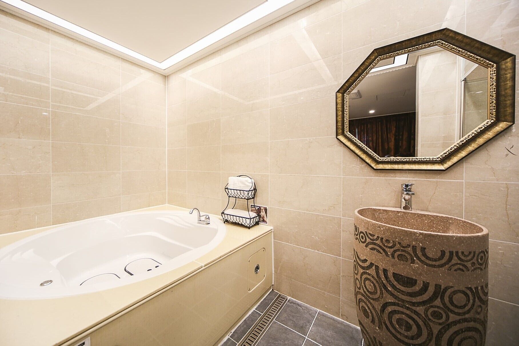 golden suite | bathroom | combined shower/bathtub, free toiletries, hair dryer, bathrobes