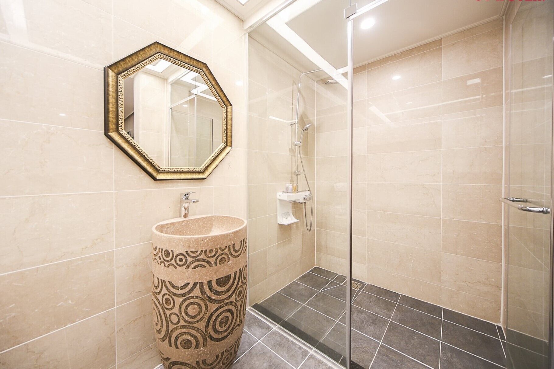 golden suite | bathroom | combined shower/bathtub, free toiletries, hair dryer, bathrobes