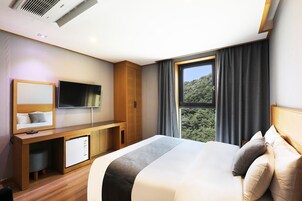 Golden Deluxe View | Individually decorated, individually furnished, desk, laptop workspace