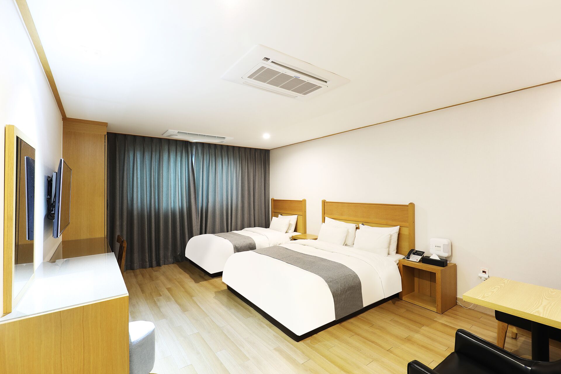 family suite (twin) | 1 bedroom, individually decorated, individually furnished, desk