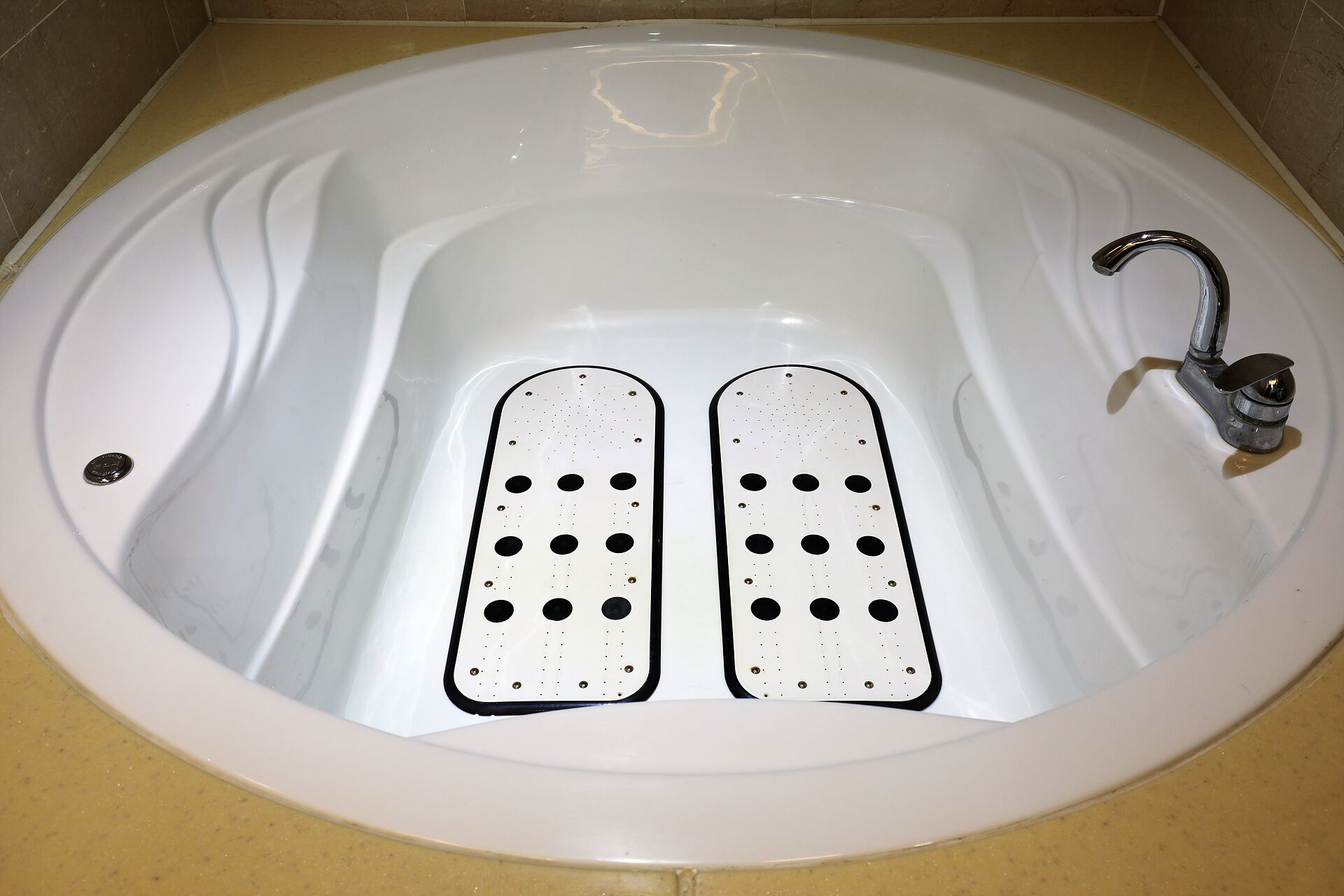 golden suite | bathroom | combined shower/bathtub, free toiletries, hair dryer, bathrobes