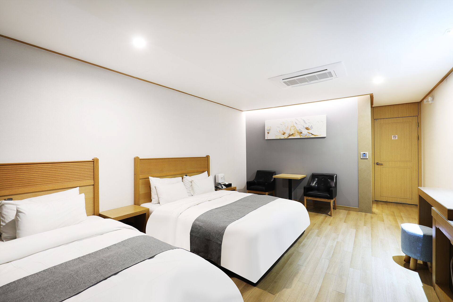 family suite (twin) | 1 bedroom, individually decorated, individually furnished, desk