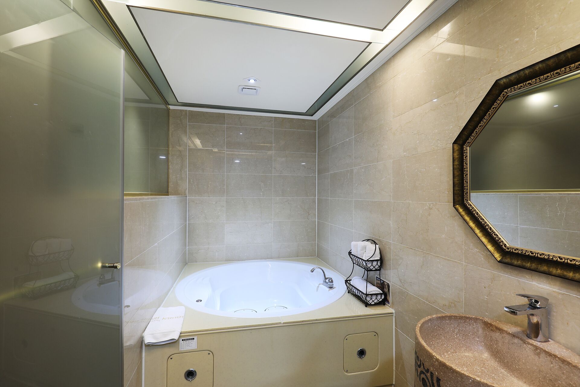 golden suite | bathroom | combined shower/bathtub, free toiletries, hair dryer, bathrobes
