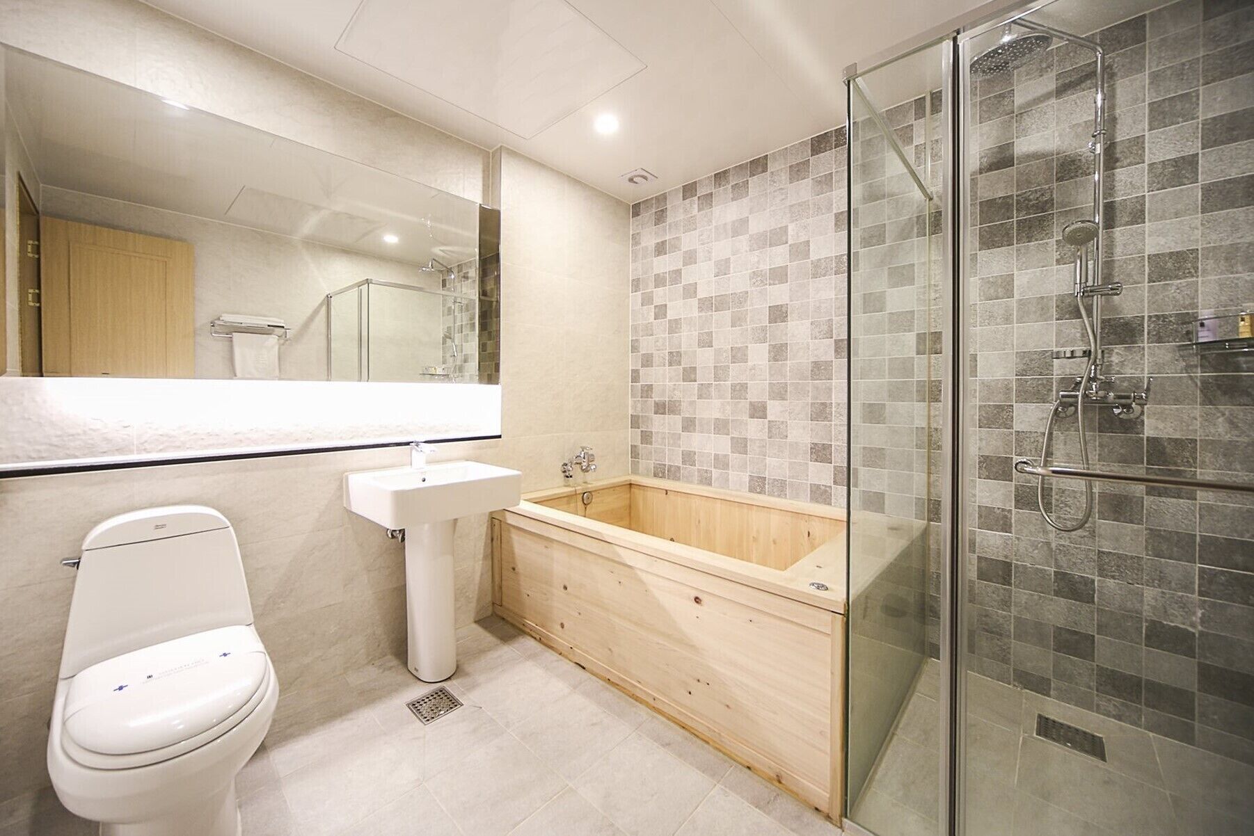 family suite (super king) | bathroom | combined shower/bathtub, free toiletries, hair dryer, bathrobes