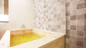 Family Suite (Super King) | Bathroom | Combined shower/tub, free toiletries, hair dryer, bathrobes