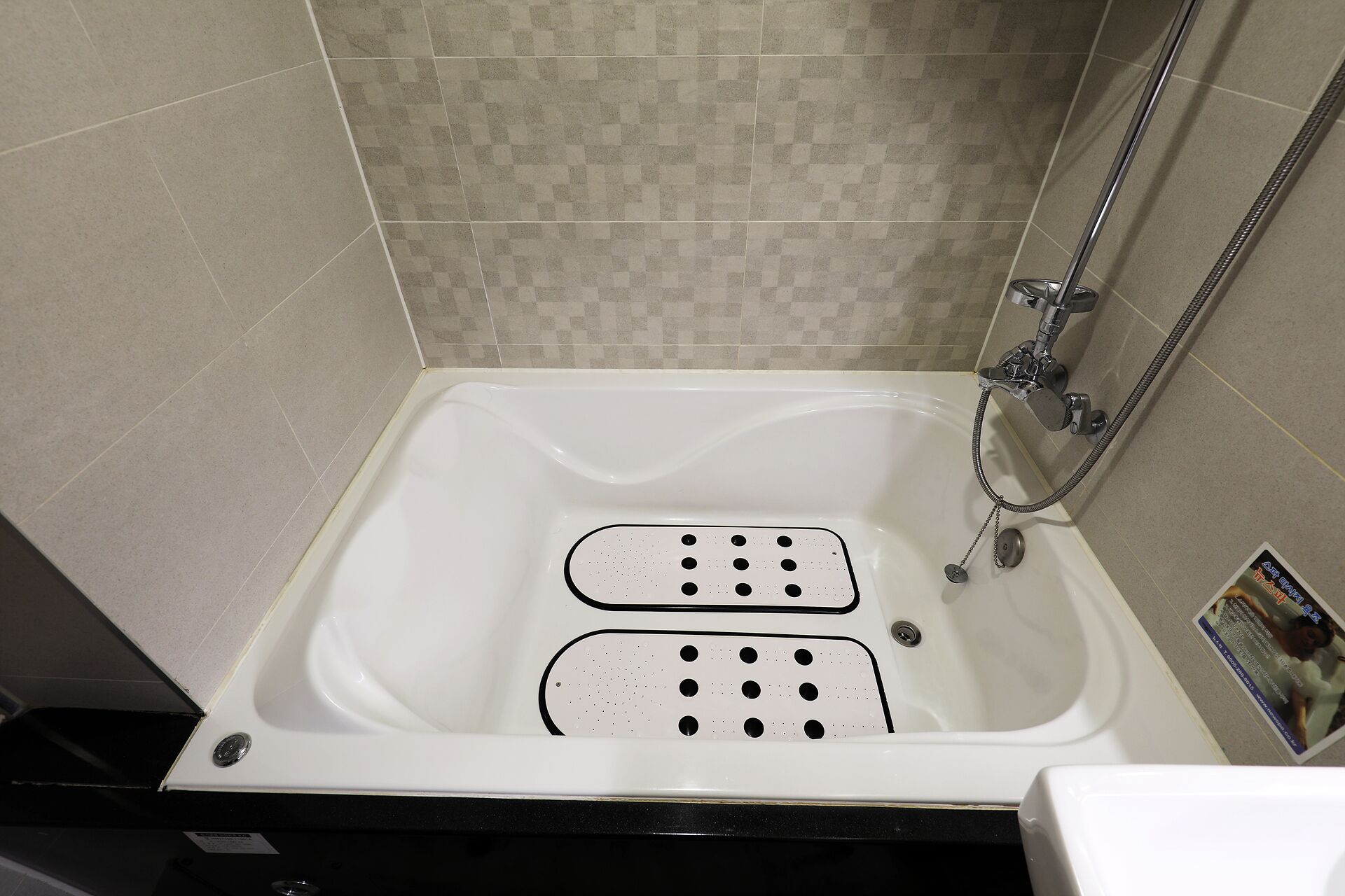 1 bedroom, individually decorated, individually furnished, desk