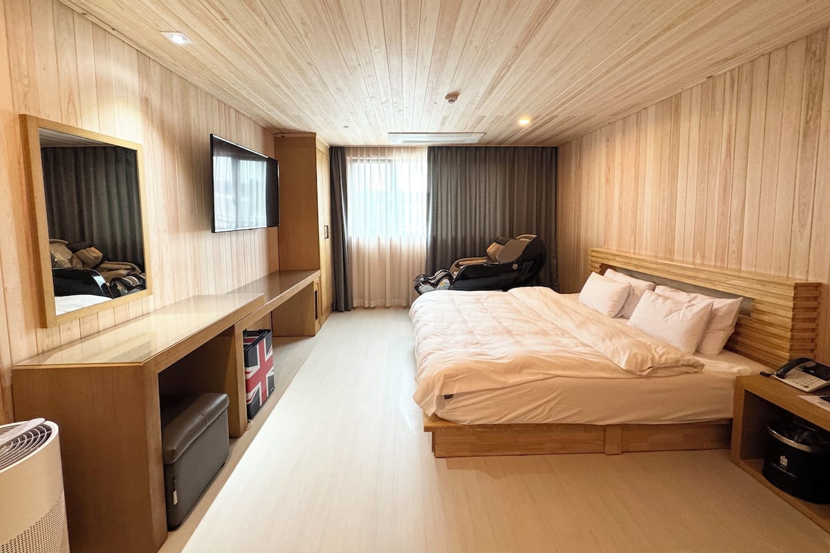 Healing Suite | Desk, laptop workspace, blackout drapes, WiFi (free)