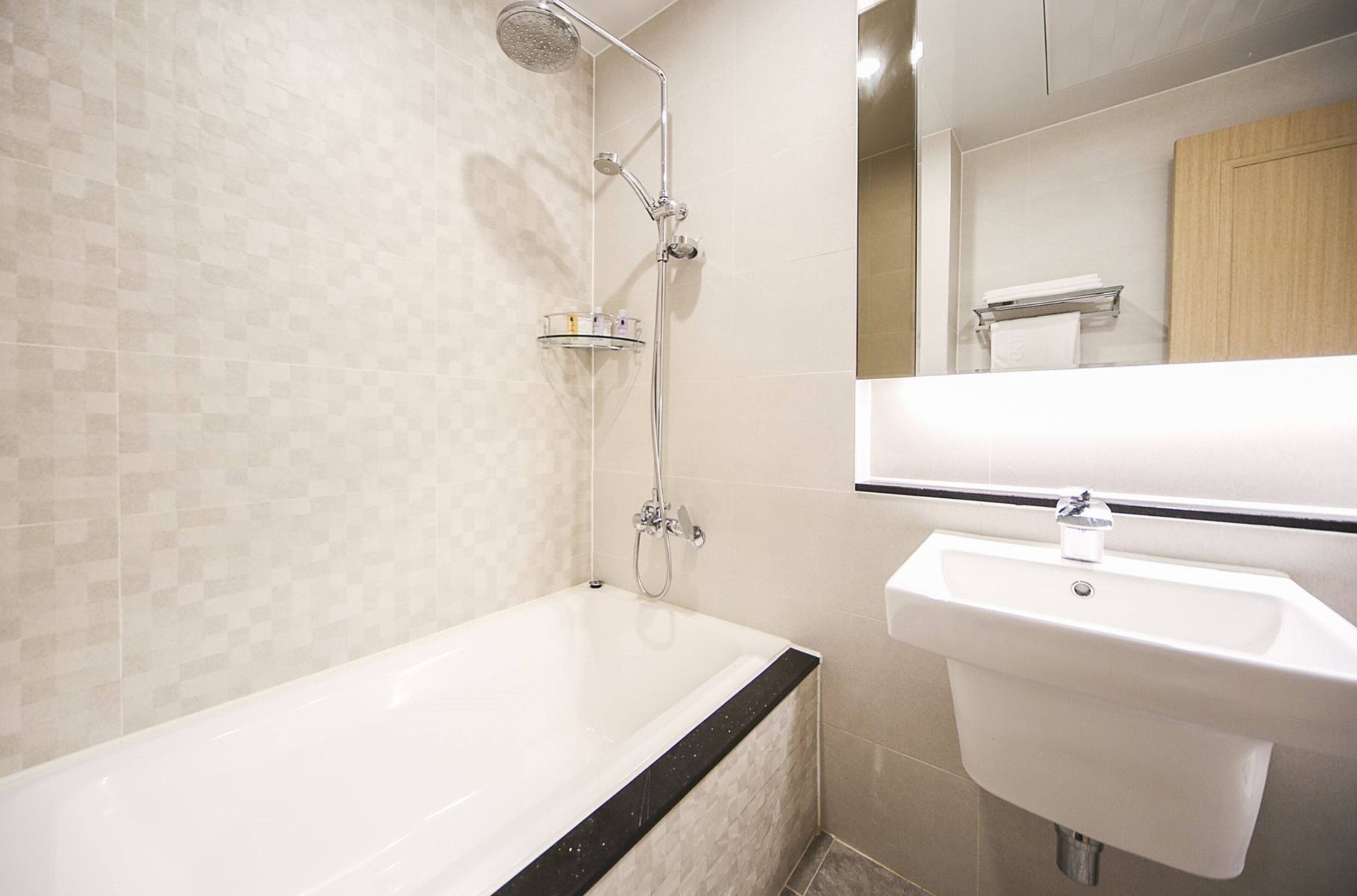 deluxe twin room | bathroom | combined shower/bathtub, free toiletries, hair dryer, bathrobes