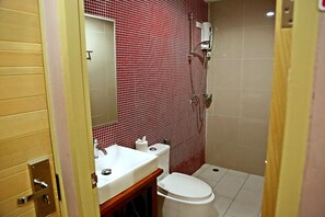 Shower, free toiletries, towels - Rayaan 6 Guesthouse (Patong)