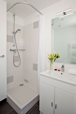 Studio | Badkamer | Een douche, gratis toiletartikelen, een haardroger, handdoeken