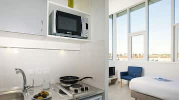 Studio | Private kitchenette | Fridge, microwave, stovetop, coffee/tea maker