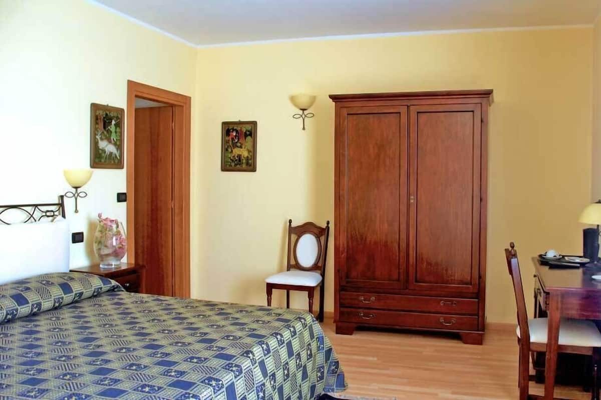 Minibar, in-room safe, desk, cribs (free)
