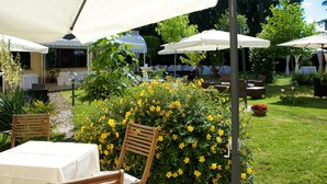 Outdoor banquet area - Hotel Il Convento (Trino)