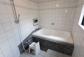 Badewanne und Dusche (separat), kostenlose Toilettenartikel