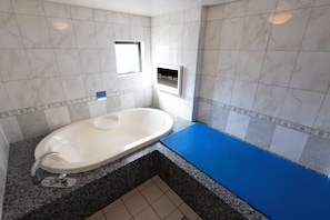 Separate tub and shower, free toiletries, hair dryer, bathrobes - HOTEL ATLAS Shinjuku Kabukicho - Adults Only (Tokyo)