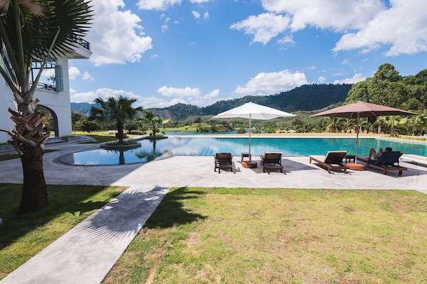 Valley Superior Pool View | Vista desde la habitación