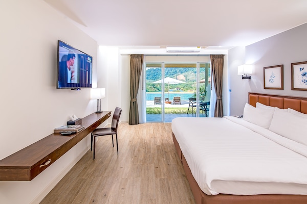 Valley Superior Pool View | Minibar, in-room safe, desk, laptop workspace