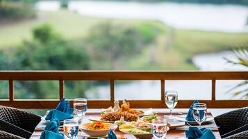 Breakfast, lunch, dinner served; international cuisine