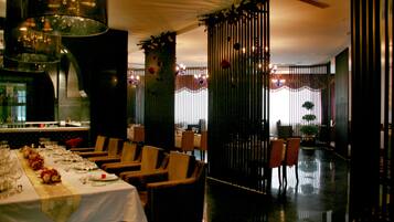 Daily buffet breakfast (CNY 58 per person)