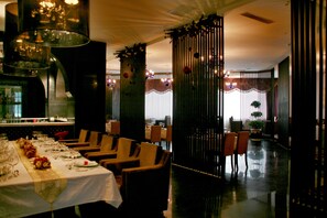 Daily buffet breakfast (CNY 58 per person)