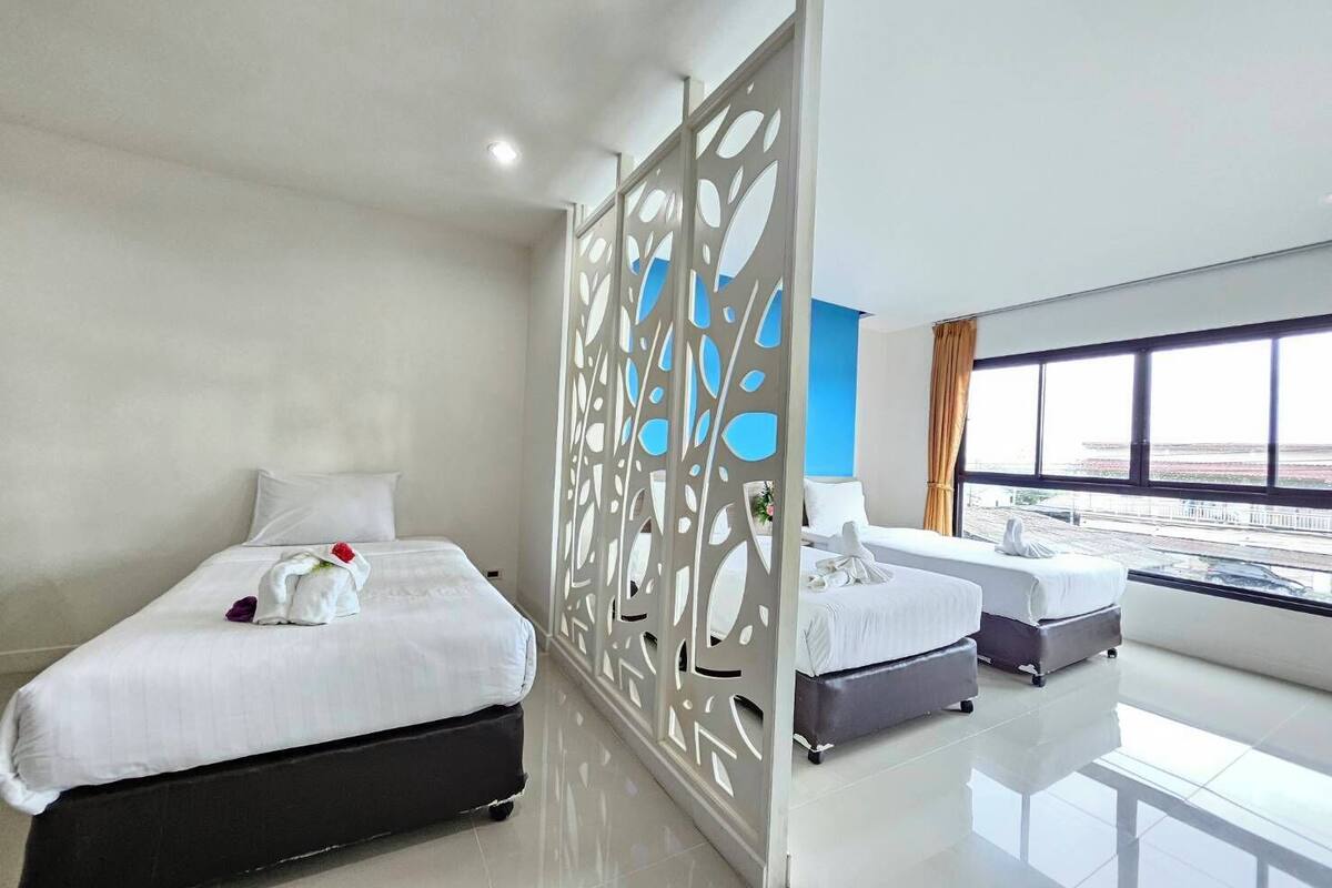 family suite twin room | minibar, in-room safe, desk, soundproofing