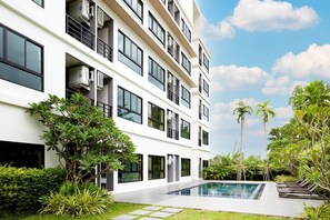 Una piscina al aire libre, tumbonas