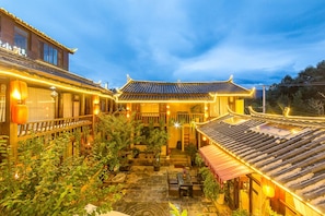 Front of property - evening/night - C'est La Vie Boutique Inn (Lijiang)