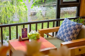 Outdoor dining - C'est La Vie Boutique Inn (Lijiang)
