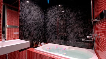 Combined shower/bathtub, free toiletries, hair dryer, slippers