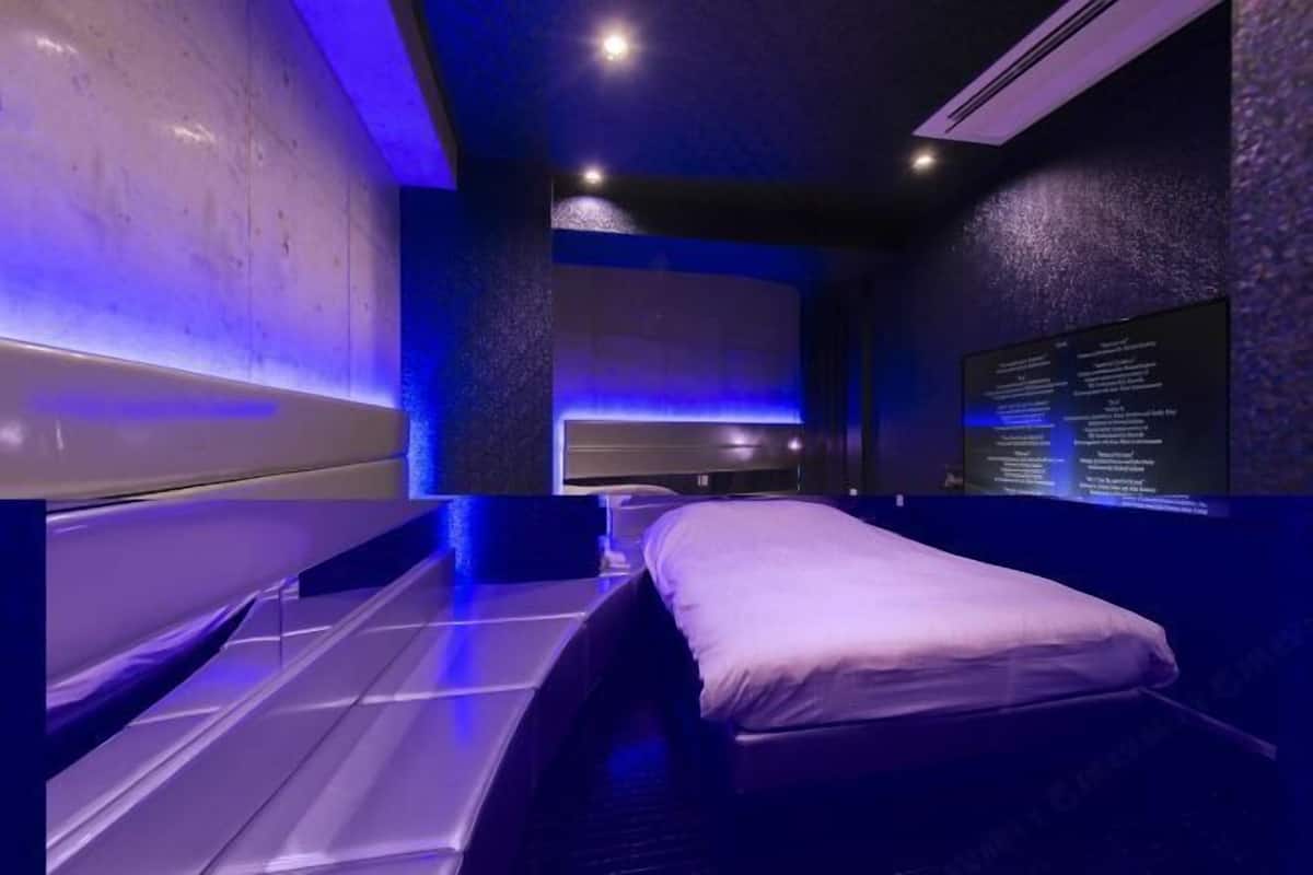 In-room safe, free WiFi, bed sheets
