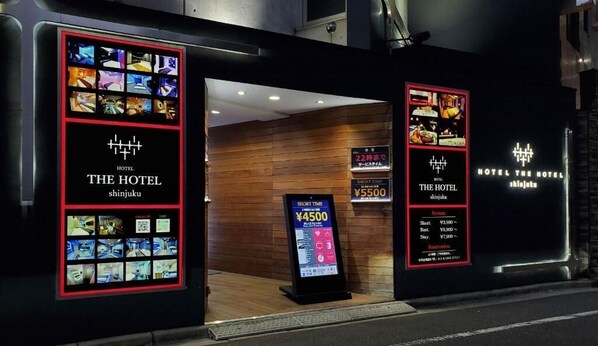 In-room safe, free WiFi, bed sheets - HOTEL THE HOTEL Shinjuku Kabukicho - Adults Only (Tokyo)