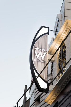 Un letrero de hotel con el nombre 'HOTEL WW atamis' en un diseño moderno y geométrico.