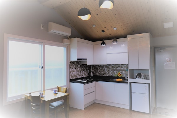 Zimmer, 2 Schlafzimmer, Mikrowelle, Bergblick (25 PY) | Eigene Küche | Kühlschrank, Mikrowelle, Herdplatte, Kochgeschirr/Geschirr/Besteck