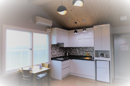 Room, 2 Bedrooms, Microwave, Mountain View (25 PY) | Private kitchen. Woojinsam Pension