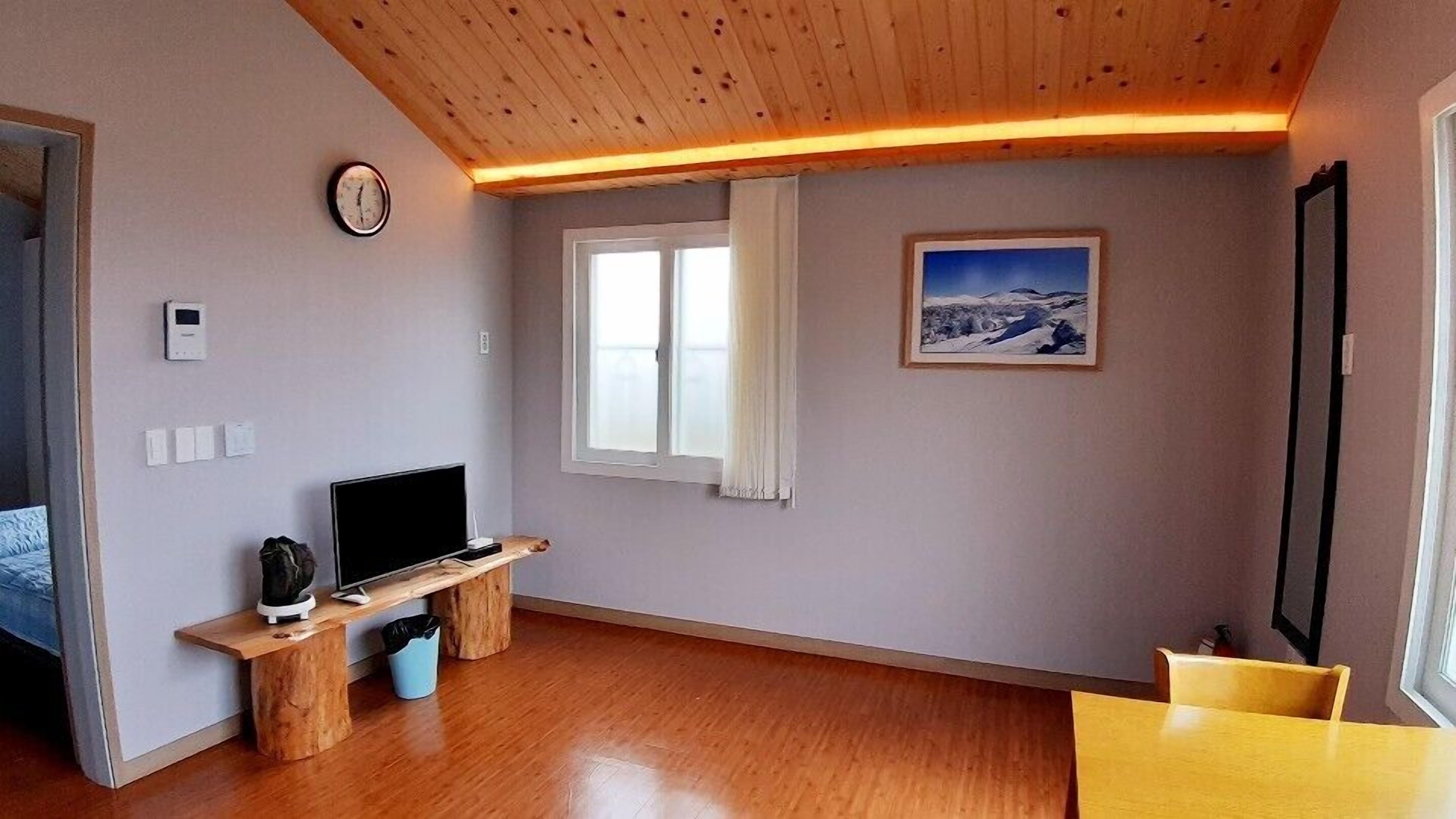 Room, 2 Bedrooms, Microwave, Mountain View (25 PY) | Living area | Flat-screen TV