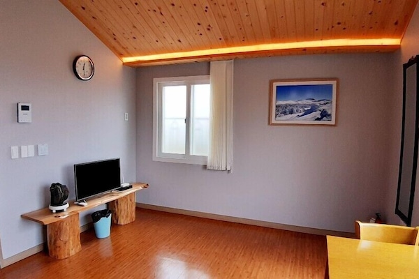 Room, 2 Bedrooms, Microwave, Mountain View (25 PY) | Living area | Flat-screen TV
