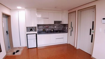 Room (15 PY) | Private kitchen | Fridge, microwave, stovetop, cookware/dishes/utensils