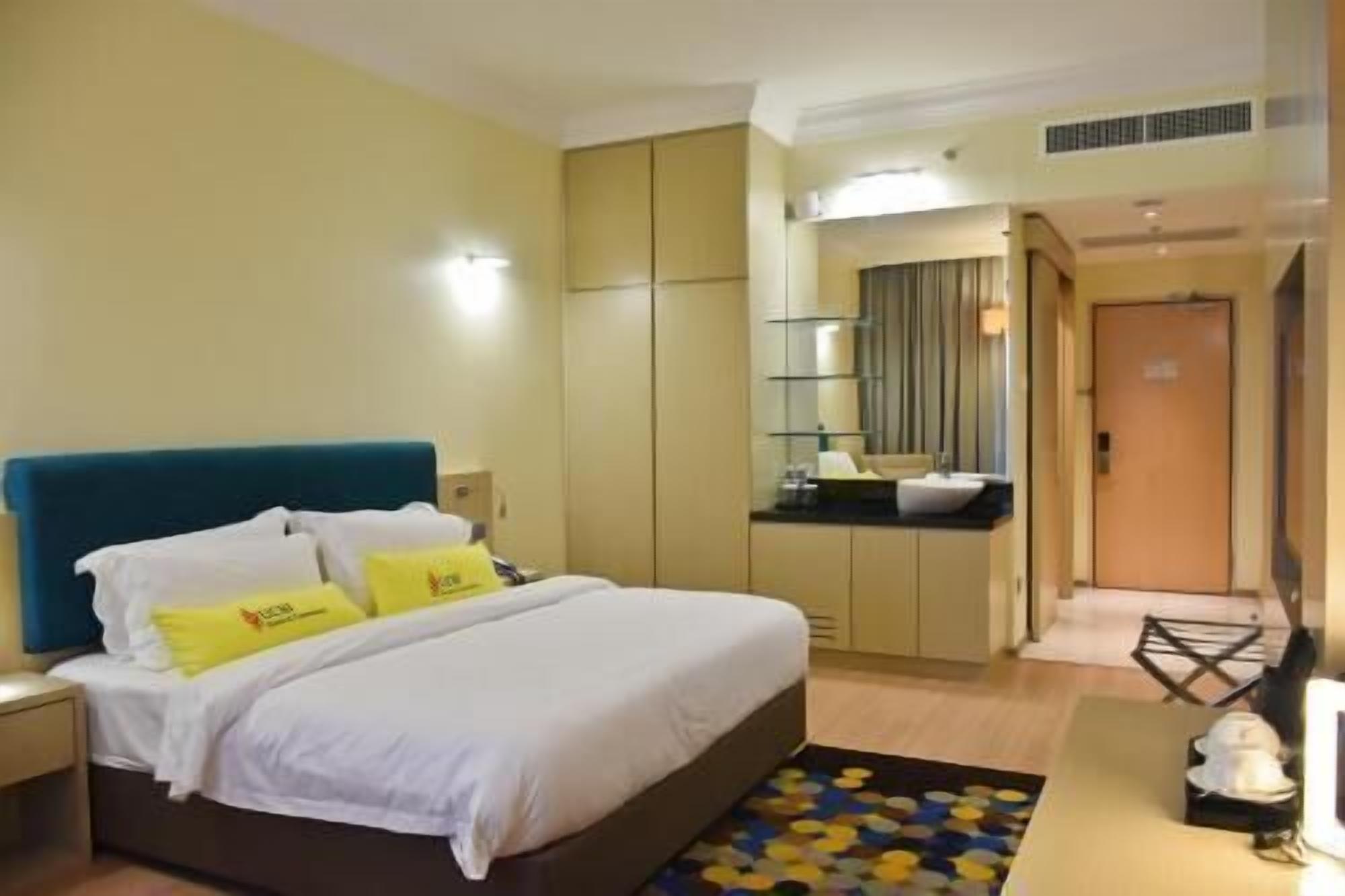 Minibar, in-room safe, desk, iron/ironing board