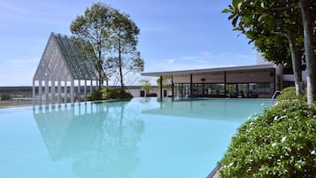 Outdoor pool, pool loungers