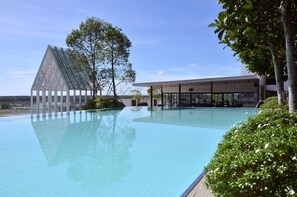 Outdoor pool, sun loungers - UCSI Hotel Kuching (Kuching)