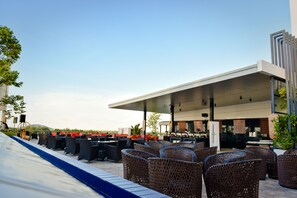 2 restaurants, breakfast, lunch served; local and international cuisine  - UCSI Hotel Kuching (Kuching)