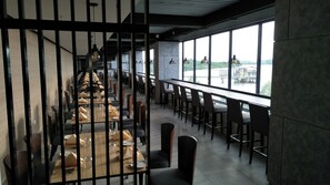 2 restaurants, breakfast, lunch served; local and international cuisine  - UCSI Hotel Kuching (Kuching)