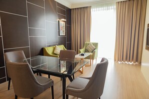 Junior Suite | Living area | 32-inch LCD TV with satellite channels, TV - UCSI Hotel Kuching (Kuching)