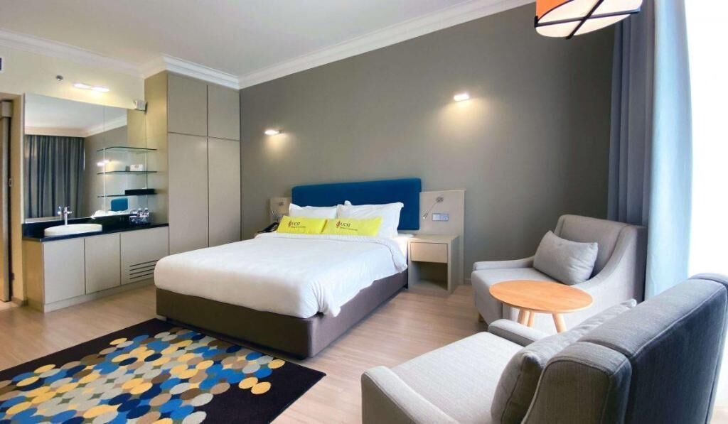 Minibar, in-room safe, desk, iron/ironing board