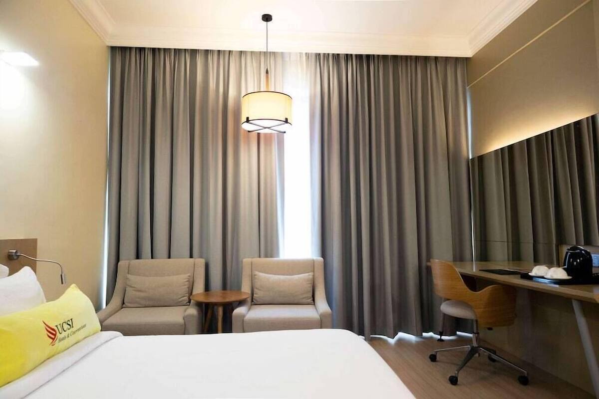 Minibar, in-room safe, desk, iron/ironing board