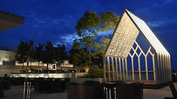 Depan hartanah - siang/malam